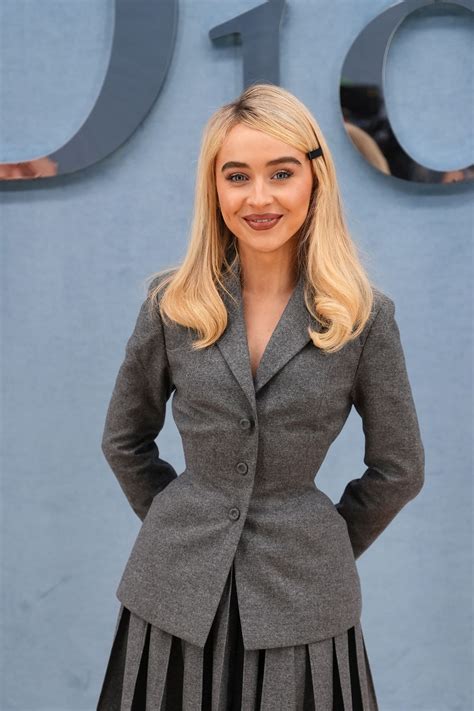 Sabrina Carpenter muestra cómo llevar zapatos peep-toe nude para