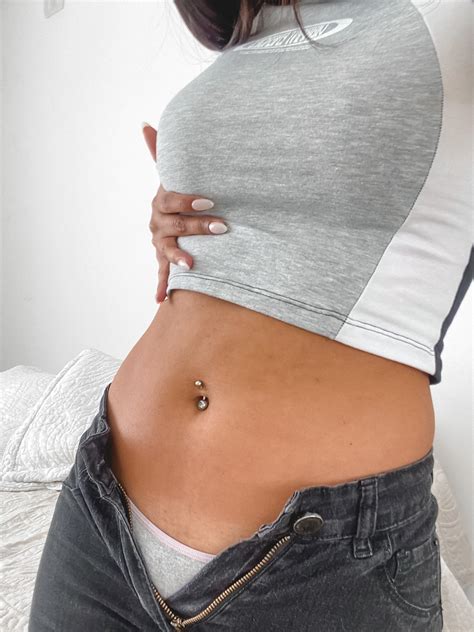 I love how my tummy looks in this top : r/midriff