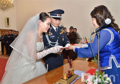 ФОТО: Цагдаагийн болон Урлагийн байгууллагын 18 хос хуримлалаа