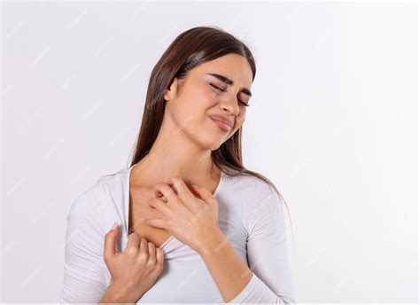 Pescoço Coçando E Ardendo - Jovem mulher coçando o pescoço devido à coceira em um fundo cinza a ...