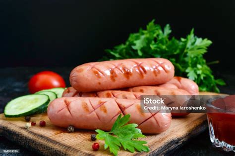sosis panggang berair saus  sayuran segar sosis  hot dog