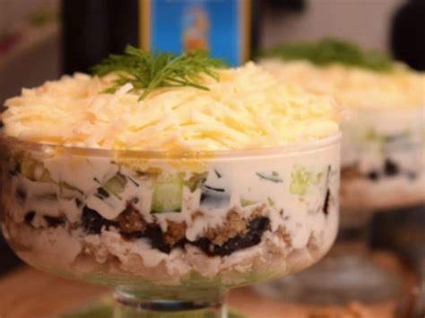 Салат “Нежность” с курицей и черносливом.
