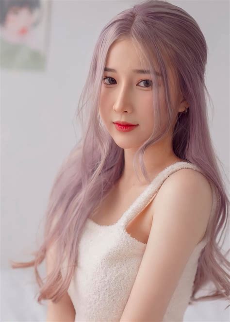 Quay clip khui quà sinh nhật, nữ streamer xinh đẹp vô tình để lộ hậu