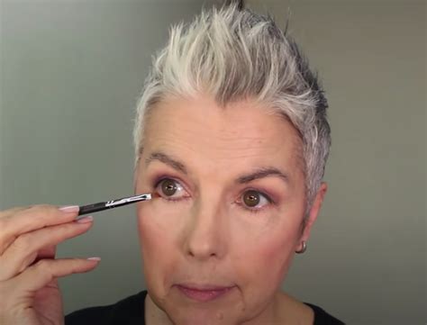 The best makeup colors for gray hair, according to a pro