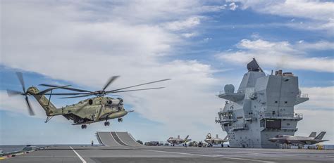 A USMC CH-53 landing on HMS Queen Elizabeth [3600x1769] : r/WarshipPorn