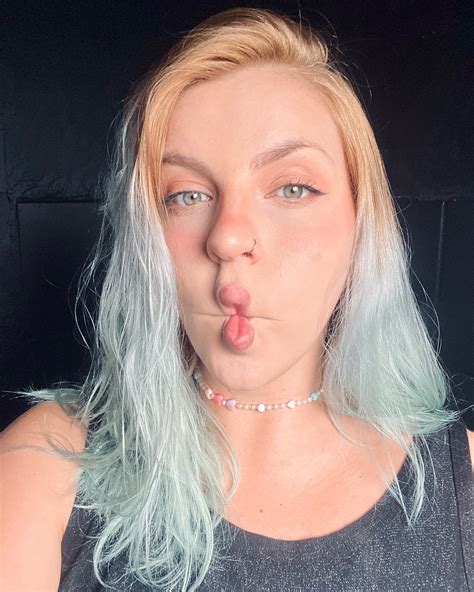 Gabriela Vieira | Gabivis | Twitch Streamer (@gabrielavieiras