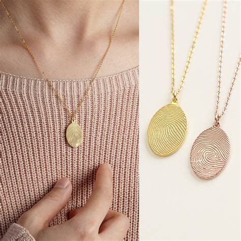 Jewelers explain why a fingerprint pendant necklace is so popular 14