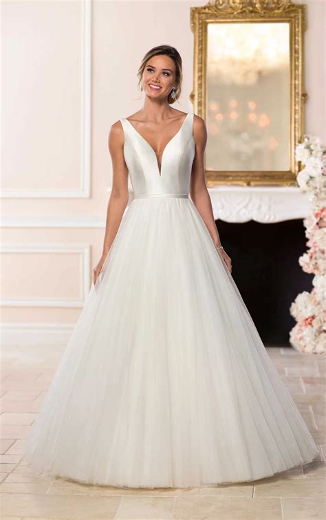 Simple Wedding Dress with V-Neckline | Stella York Wedding Dresses