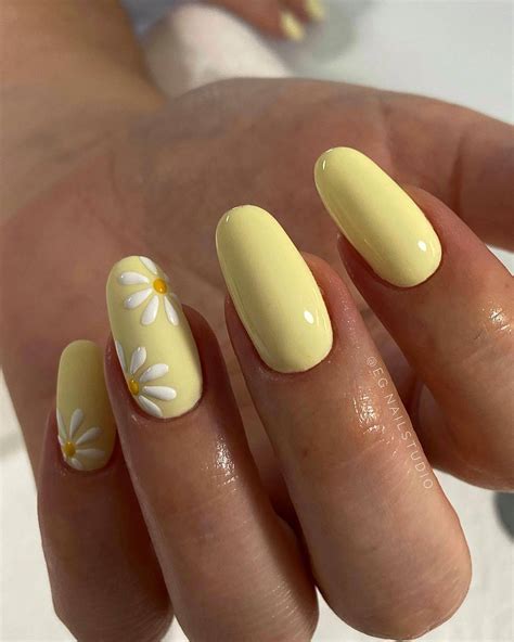 daisy nail art design 3