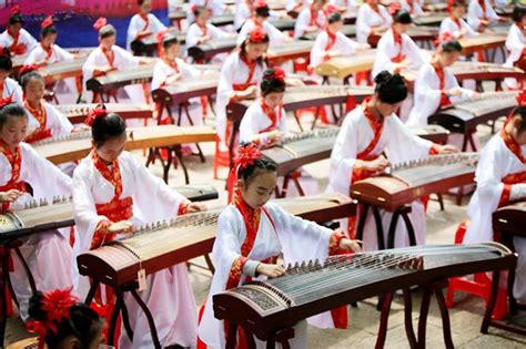 Teenagers play Chinese instrument Zheng in China's Hubei