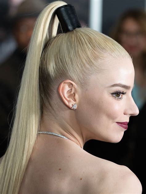 Comment faire une queue de cheval droite haute et 14 idées pour la porter