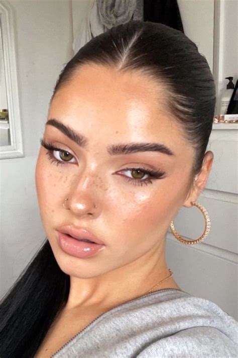 What is a Clean Girl Look & How to Get it? | Makeup Trend Dissection ...
