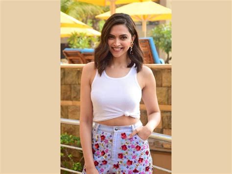 holi outfits  women stunning white    lifestyle