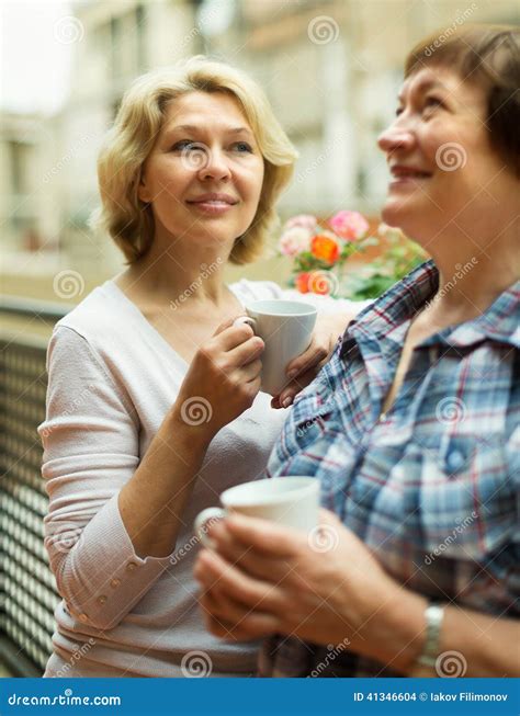 Dos Mujeres Maduras Que Beben El Café Foto de archivo - Imagen de gente