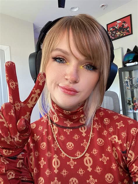 Some selfies :) felt super cute yesterday : r/PeachJars