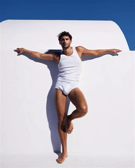 Cooper Koch derrite al internet en la campaña de verano para Calvin Klein