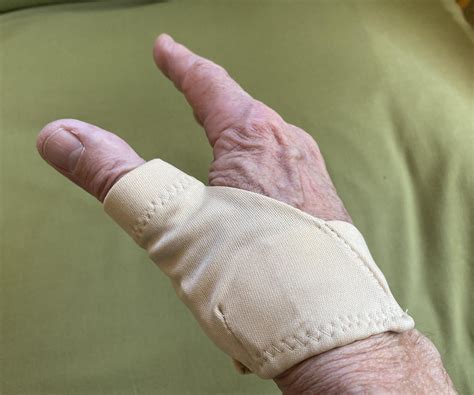 Make a Splint for Your Sore Thumb Joint : 10 Steps (with Pictures ...