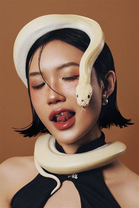 Young beautiful Asian Woman and Snake nel 2025 | Idee per disegnare