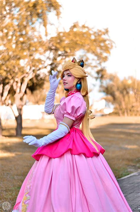 Princess Peach Cosplay