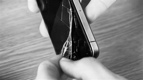 Снимаем защитное стекло с iPhone 4S - YouTube