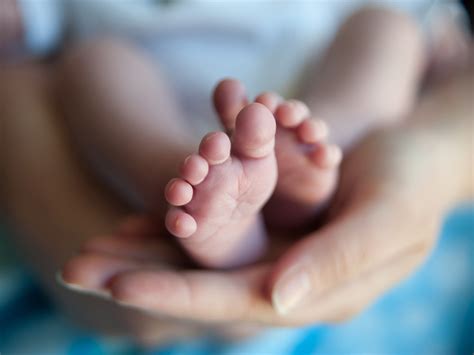 Pé De Bebê De 1 Ano Descascando - Brincadeira para criança de 1 ano: 10 ideias divertidas | BabyCenter