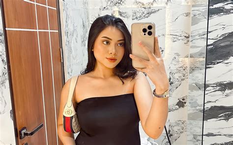 hanum mega pamer potret menggoda  pantai netizen ingatkan aurat