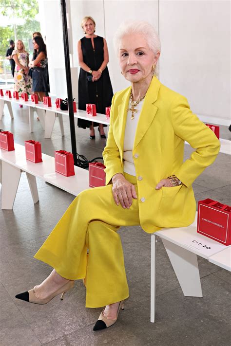Carolina Herrera asiste al desfile de su marca y nos deja una lección