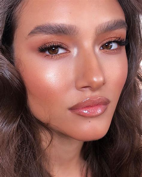 The kind of make-up I like the most, glamorous and clean. Beautiful ...
