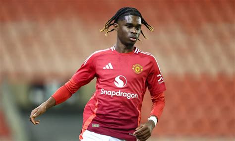 Enzo Kana-Biyik has signed his contract with Manchester United until 2030