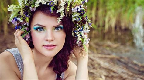 Девушки с цветами (42 фото) | Цветы, Венки, Фотографии девушек