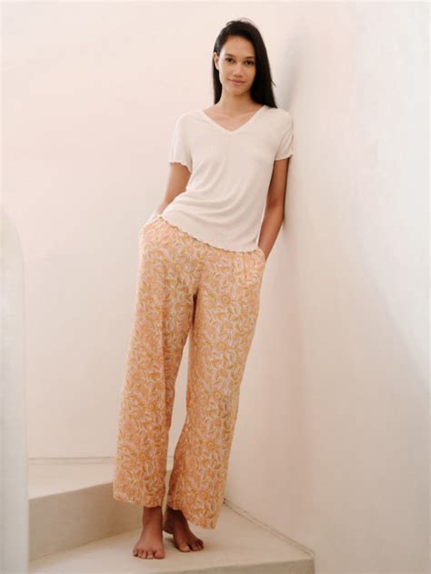 Telusuri seasonal looks | Wanita | Official Styling | UNIQLO ID