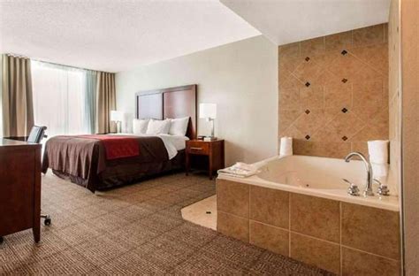 15 Omaha Hotels With Hot Tub In Room or Jacuzzi Suites