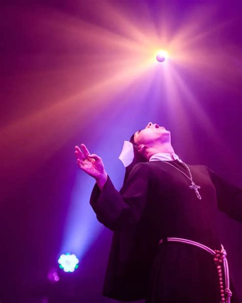 Atomic saloon show stuns audiences with its wild acrobatic comedy 17