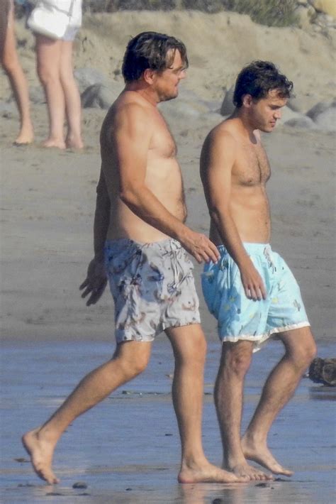 Leonardo DiCaprio curte praia com Emile Hirsch em Malibu - Quem | QUEM News