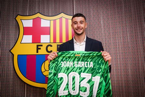 Joan Garcia signe son contrat avec le FC Barcelone