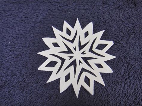 Ines Felix - Kreatives zum Nachmachen: Sterne aus Papier schneiden