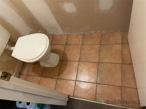 tiling bathroom floor  builderscrack