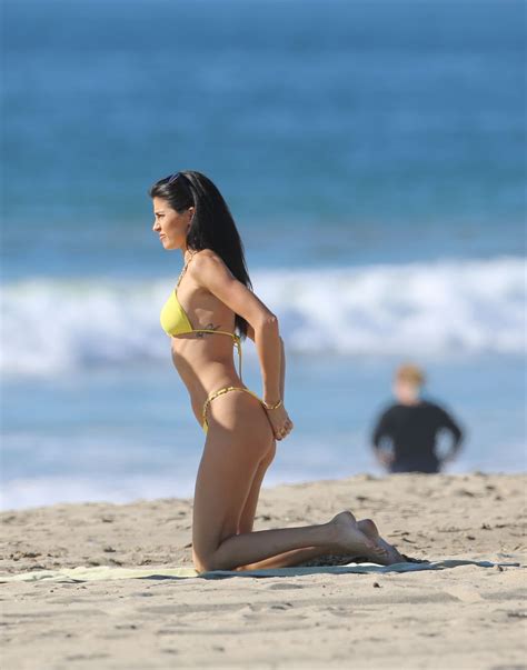 Image result for maisie williams BIKINI PIC | Yellow bikini, Maisie