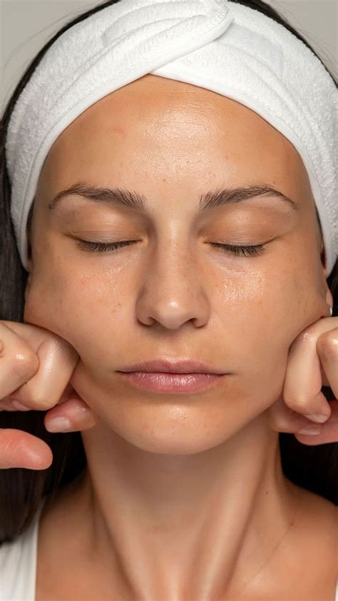 डबल चिन कमी करण्यासाठी घरीच करा 5 सोपे फेस योगा| Face Yoga Exercises