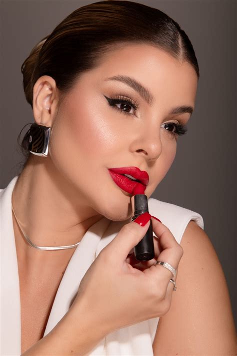 Com qual “erro” você se identificou? 😅 A maquiagem pode ser sua MELHOR