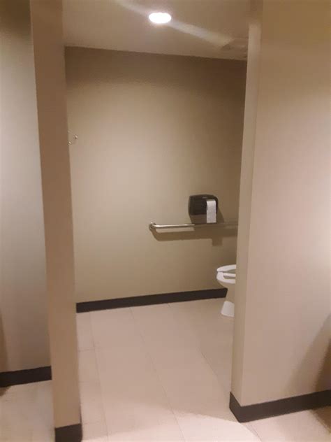 This bathroom has no door : r/mildlyinfuriating
