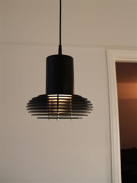 Auringonlaskun inspiroima riippuvalaisin – Akoria