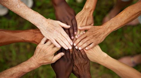 Society Manos - Un primer plano de manos de diferentes edades, razas y sexos que se ...