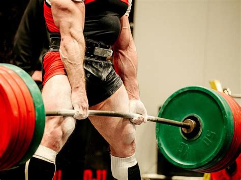 Powerlifting vs. Bodybuilding: What are the Differences? - Old School Labs