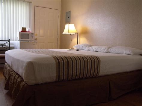 CCBC RESORT HOTEL - A GAY MEN'S RESORT ::: CATHEDRAL CITY, CA ...