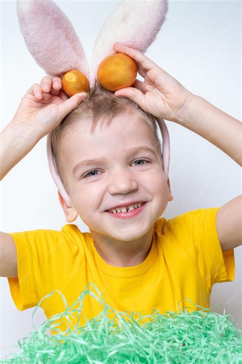 Crianças celebram a Páscoa Uma criança engraçada em orelhas de coelho