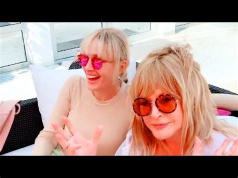 Алла Пугачёва и Лайма Вайкуле: «ДамыСДюн. Сидим отдыхаем 😂👏🏻» - YouTube