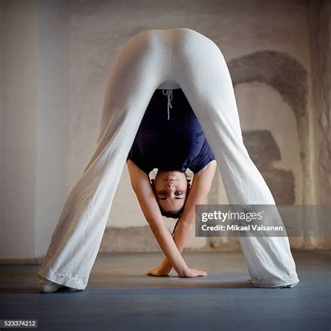 woman bending  rear view   premium high res pictures