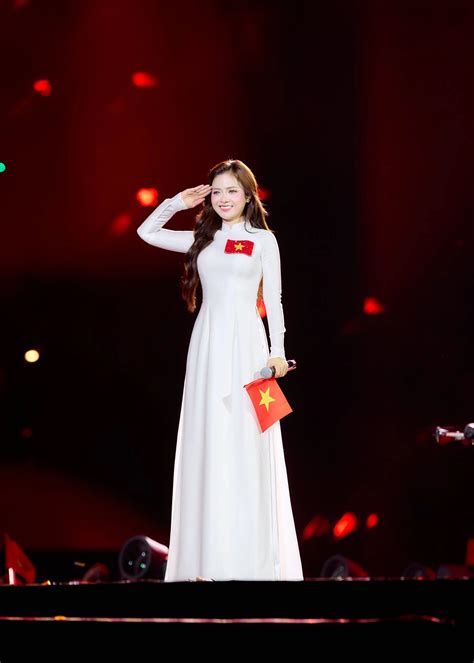 Not O Sen, Duong Hoang Yen is the most sought-after vocal teacher