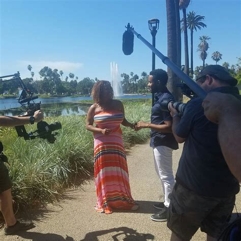 lisa nicole carson gon be on that show "being" tonight on bet at 10p.m